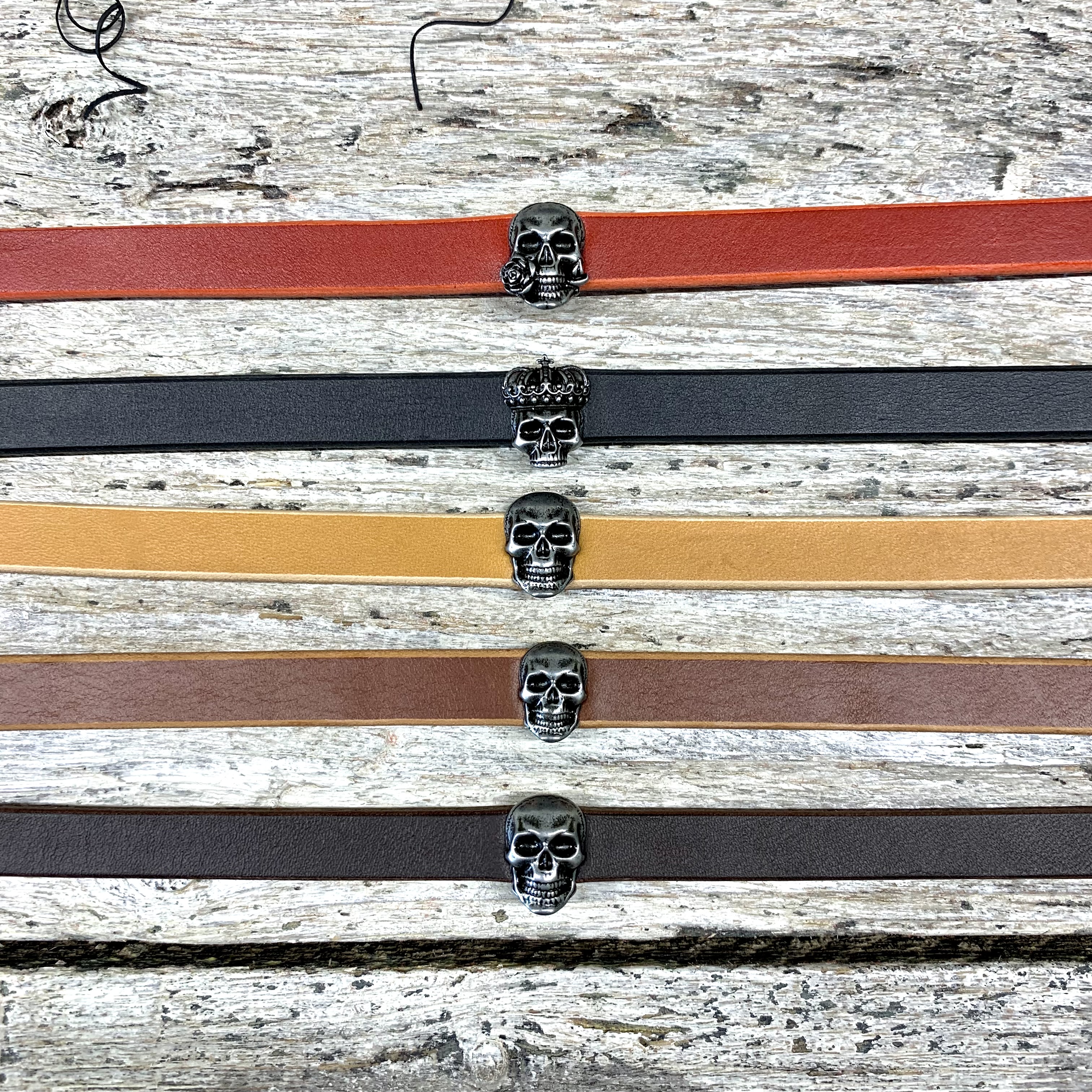 Kožené náramky — suvenýr z Kutné Hory