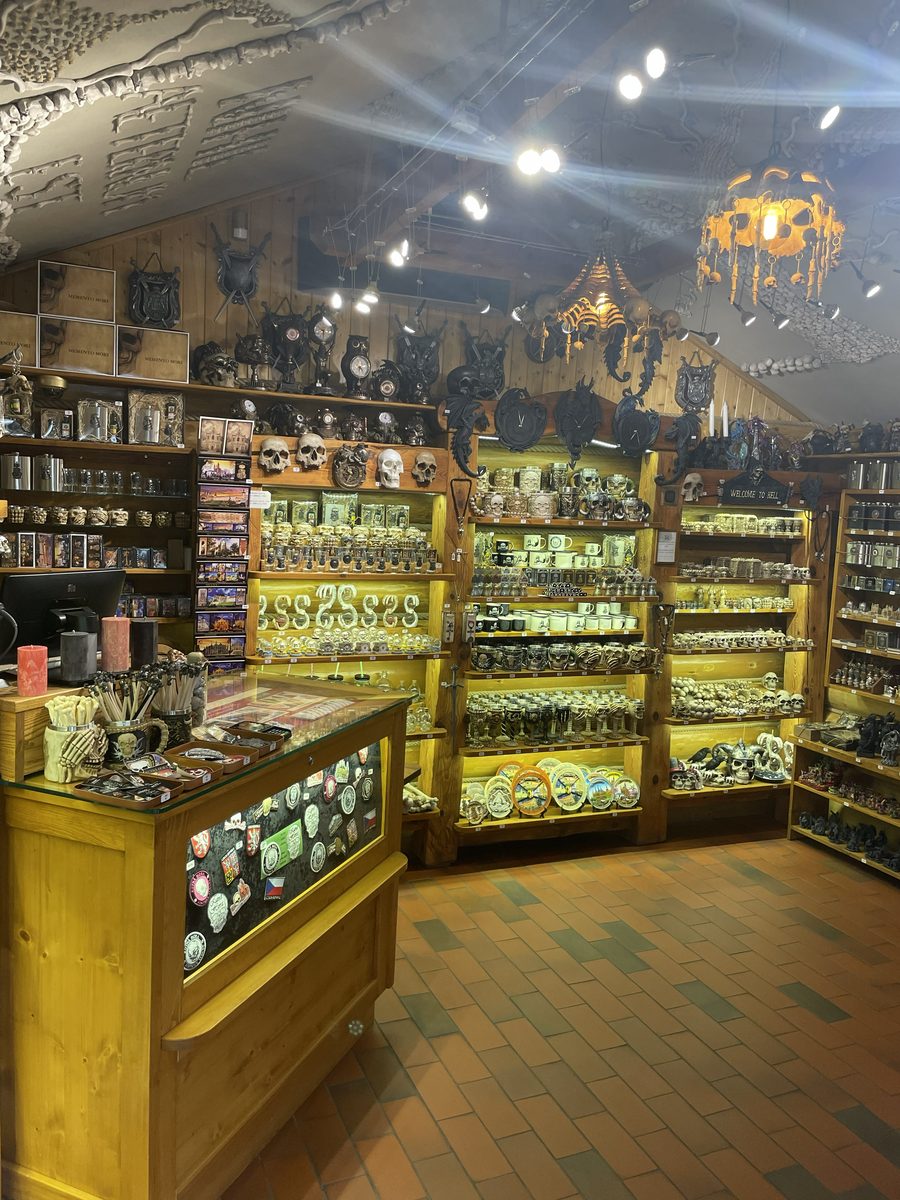 Interiér prodejny — výběr suvenýrů