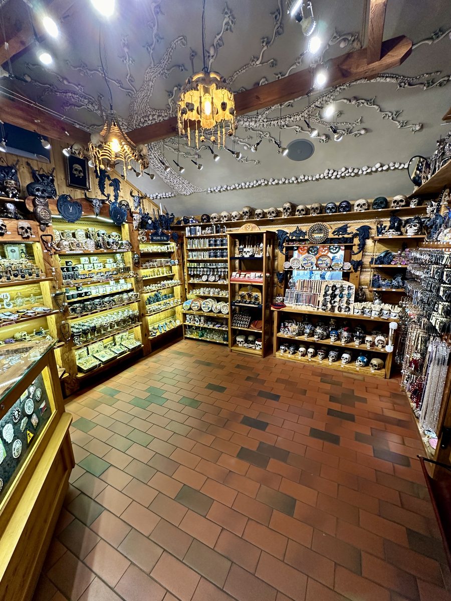 Sortiment suvenýrů v prodejně